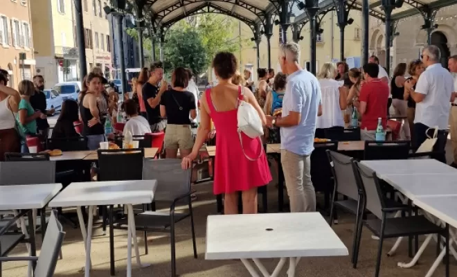 Terrasse sous les Halles St jean , Valence, La Cantine